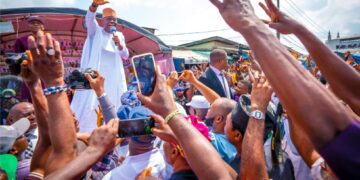 Lagos State Governor, Mr. Babajide Sanwo-Olu, acknowledging cheers from residents during a visit to the Arewa community at Alaba Rago, Ojo on Wednesday, November 2, 2022.